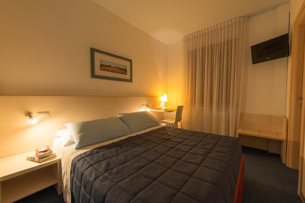 Hotel Erika Malcesine Rum bild